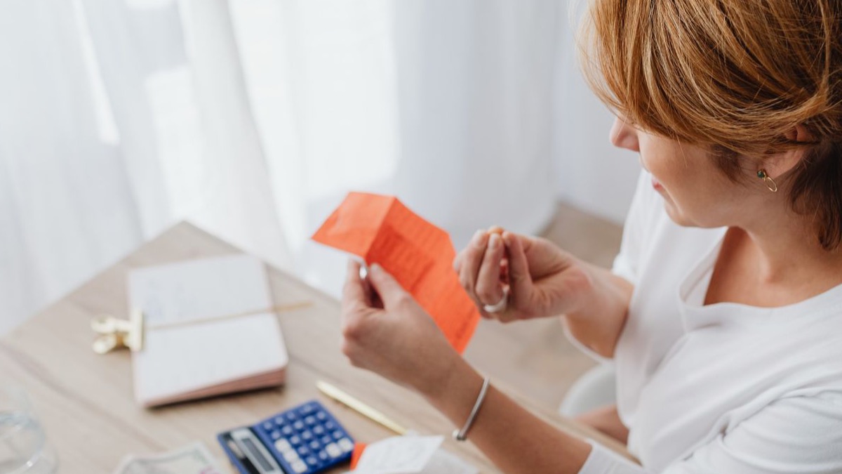 Contas de consumo e documentos sobre a mesa de uma casa recém ocupada.