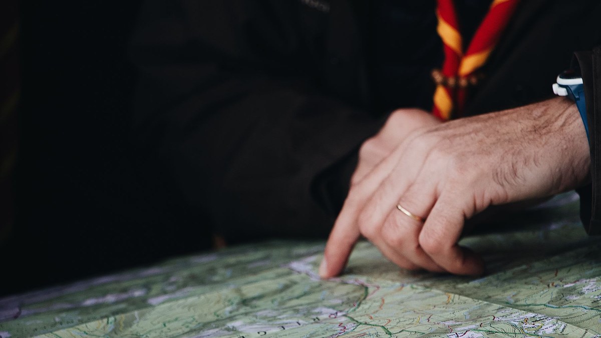 Pessoa analisando mapa e rotas para decidir deslocamento diário até a Esplanada dos Ministérios.
