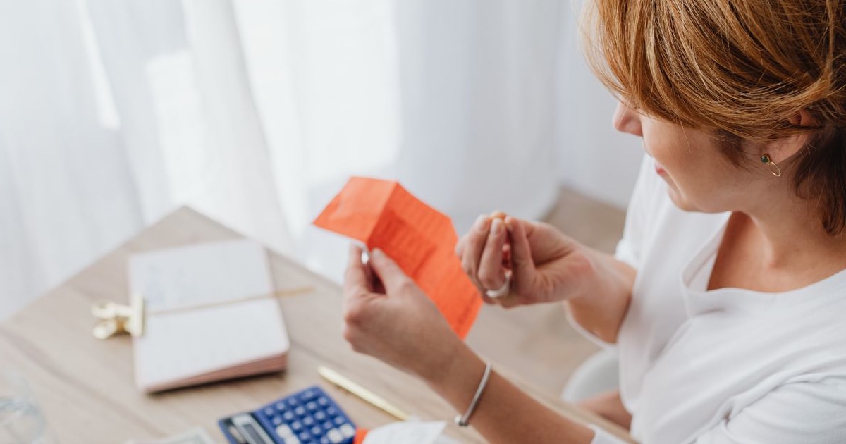 Contas de consumo e documentos sobre a mesa na chegada ao novo endereço.